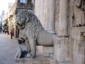 Leone - Portale della Cattedrale di Altamura