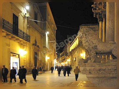 Altamura di sera - corso Federico II di Svevia