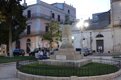 Altamura di sera - piazza Mercadante