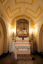 interno di una cappella della Via Crucis
