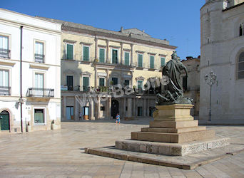 piazza Duomo con il monumento ai Caduti