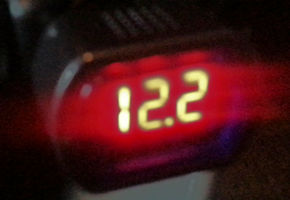 strumento per leggere la tensione della batteria auto