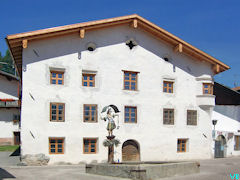 Burgusio - Burgeis - piazza centrale con fontana