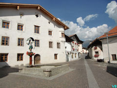 Burgusio - Burgeis - piazza centrale con fontana